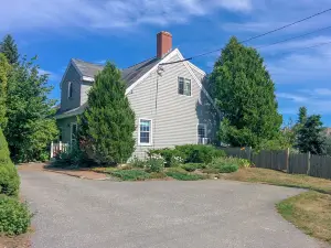 Cottage by the Sea - Steps to Crescent Beach, a Quick Drive to Portland