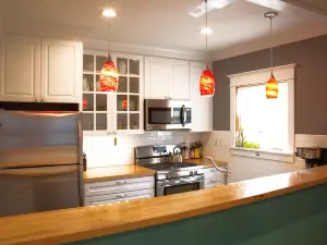 The Goshen House - close to downtown with hot tub