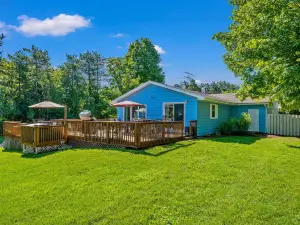 ★Family FUN: HUGE Yard • Playground/BounceCastle • HotTub • FirePit & More!