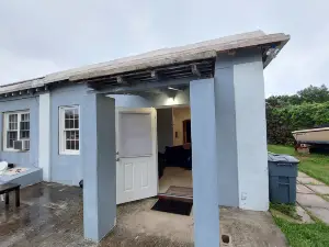 Beautiful 1-Bed House in Somerset Village