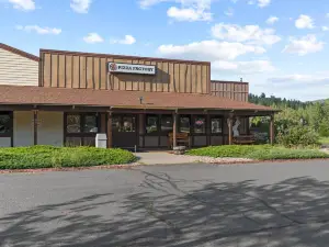 Hot Tub, Private Dock and Deck Oasis - Stunning Lakefront Retreat