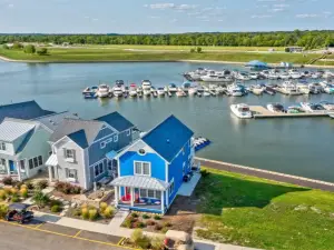 Waterfront Views and Designer Kitchen - Stunning Modern Escape