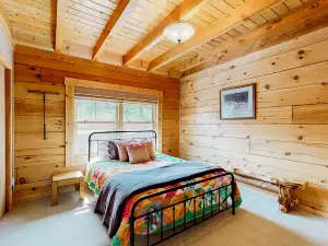Inviting home with mountain view, fireplace, pool, golf, balcony, & full kitchen