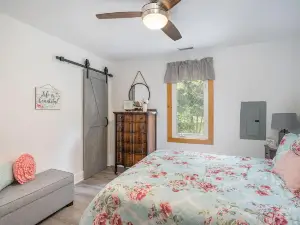 Quiet remodeled cottage near downtown Sawyer - private deck, gas grill, firepit