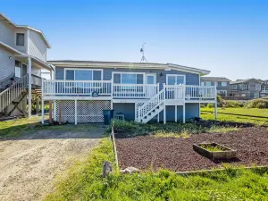 Waterfront house with ocean views & gorgeous sunsets - dog-friendly