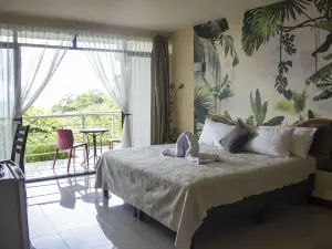 Sunshine Sanctuary Boutique Jungle Lodge