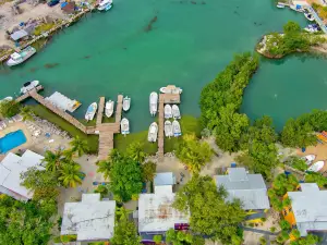 Captain Pip's Marina & Hideaway