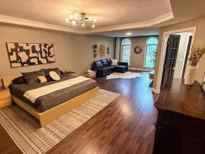 Modern Ranch in Hubbard with arcade, game room, gym, sauna & MORE!