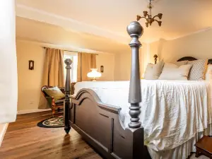 COZY 4 BEDROOM COTTAGE near Peru-NEXT TO Cafe & Vintage Market Place