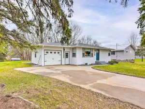 Charming Retreat w/ Deck - Walk to Lake Pepin