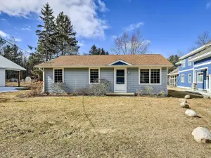 Mears Abode with Pool Access, Near Silver Lake!