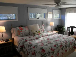 Charming Pet-Friendly Cottage Seconds from Lake near Rochester, New York