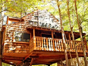 Tree House Rental Ideal for a Unique Getaway near Lake Sunapee in New Hampshire