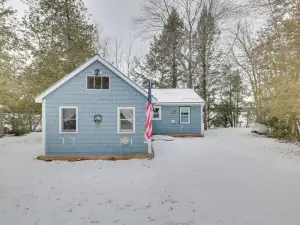 Palmyra Cottage w/ Deck on Whites Pond!