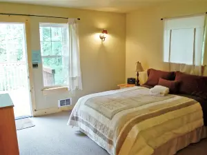 Glacier Springs Cabin 2Bedrooms, 2 Baths - Hot Tub & Pet Friendly!