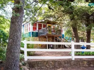 The Bluebird Cottage Style Cabin with Hot Tub Near Turner Falls and Casinos