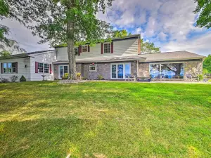Spacious Apple Orchard Home Game Room, Pool!