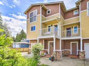 Waterview Bonney Lake Townhome w/ Treehouse!