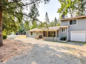 Inviting North Bend Home 21 Miles to Ski Slopes!