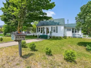 Boyne City Cottage Walk to Downtown and Lake!