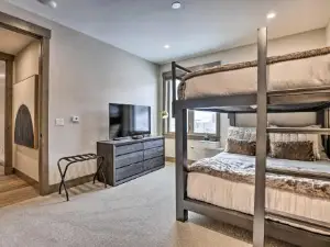 Winter Park Condo w/Hot Tub & 4 Mi to Skiing
