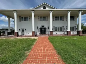 Basque in this 6 bedroom, 5.5 spacious home. Perfect space for entertaining!