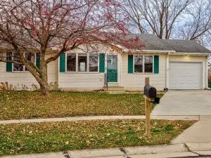 4 Bedrooms. 2 Miles to Isu. Quiet Cul-De-Sac.