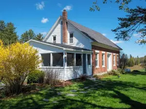 Charming 4+bedroom farm stay just 10 minutes from downtown Barre