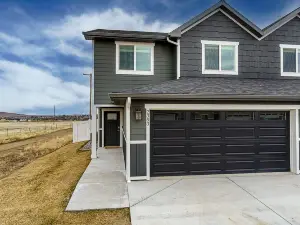 Beautiful new construction 3-bedroom duplex townhome-