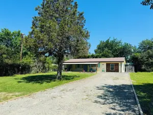 Cozy Ranch Style Home - Minutes from the Lake, with boat parking!