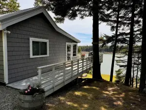 Oceanfront Retreat on Dyers Bay with Amazing Sunsets! Fire Pit, Fishing Off Dock
