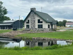 National Forest, Fishing, Trail riding, Hunting, Bars/Eatery and Pet-Friendly