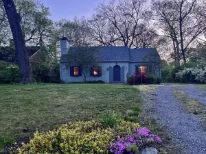 Riverside Retreat: cozy home in close proximity to Notre Dame! Sleeps 6!