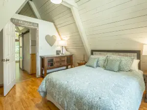 Tranquil Retreat - Scenic Lake Views, Spacious Deck, Wifi