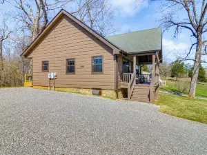 Modern Cabin w/ Grill Near Golf & Bass Fishing!