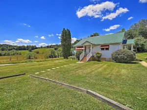 Quaint and Scenic Country Cottage, 3 Mi to New River