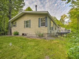 Tranquil Cabin Getaway Near Red Cedar Lake!