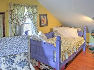 Dainty New Preston Cottage w/ Dock & Lake Views!