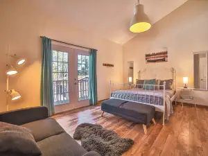 Chalet au bord de la rivière, spa, Wi-Fi, convivial pour détente en famille.