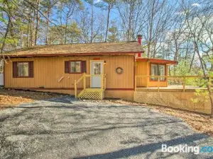 Cozy Shenandoah Valley Home with Wooded Views!