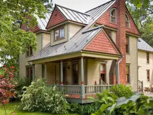 Gothic Eves Inn and Spa Bed and Breakfast