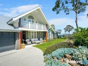 Luxury & Plush Lifestyle 5 Bedroom House in Mt Eliza