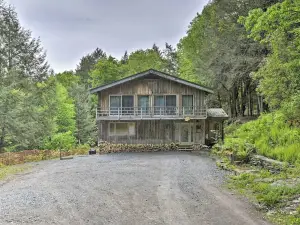 Cozy Couples Cabin: Hike, Dine, Fish, and More!