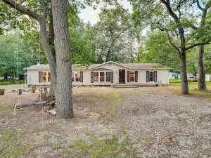 Caseville Home: Walk to Beach on Lake Huron!
