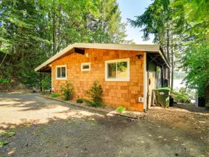 Dreamy Wooded Cabin with Private Beach and Kayaks!