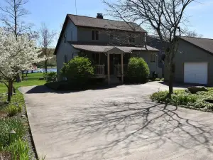 Lakefront, 4Br, 4Ba, Huge Yard and Patio, Docks, Private Hot Tub - Sleeps 14+