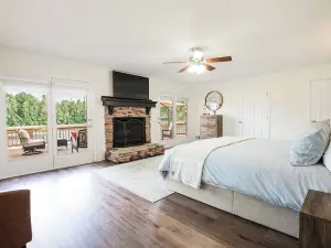The Shepherd's Lodge at Addis Acres /4BR/3BA/ newly renovated/pond/firepit/deck