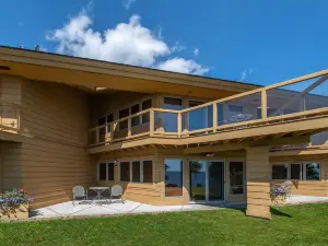 One bedroom condo with panoramic views of Lake Superior.