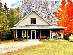 No Cleaning Fee. King Bed. Cedar Soaking Hot Tub, 5Min Walk to Beach
