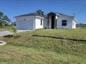 Spacious New Build Close to Fort Myers Sleeps 10+